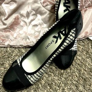 Anne Klein sport black and white pumps